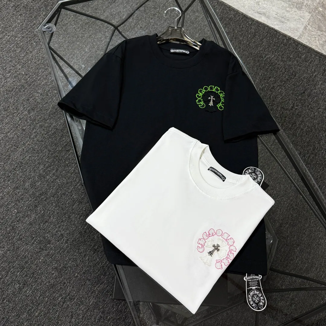 P180 Chrome Hearts 25 high-end versions. The fabric is made of 300 grams of high-density pure cotton. It does not deform or shrink. It has three labels. It is the same style for men and women. Technology: patch embroidery + original development hardware. Color: white, black. SIZE: S-XL.